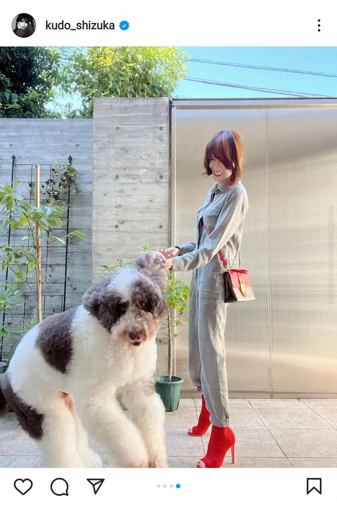 【画像・写真】工藤静香　ジャンプスーツのお出かけコーデ披露に「お洒落で素敵」「かっこいい」の声　愛犬と戯れる姿も