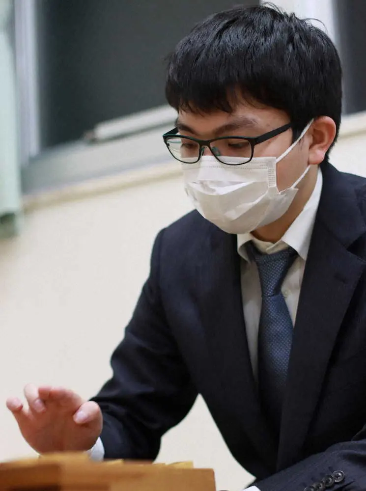 【画像・写真】王座戦第2局始まる　永瀬王座、豊島九段快調に指し、開始1時間で70手！　昼食休憩までに一局分の93手