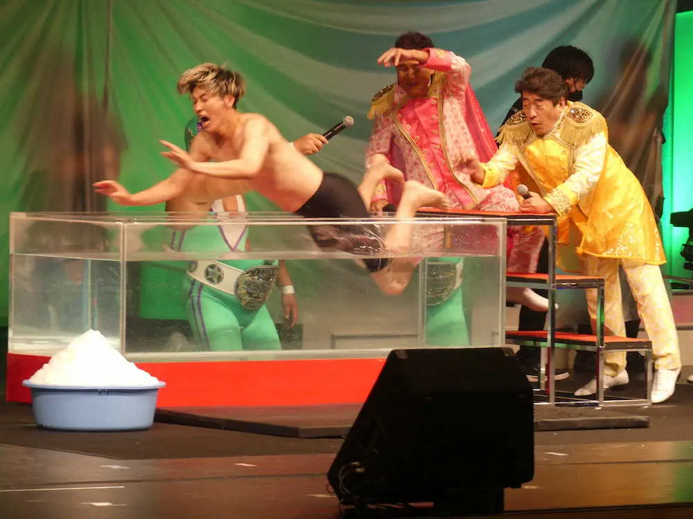 【画像・写真】純烈＆ダチョウ　ライブ中に熱湯風呂　後上「入ることになるとは…」