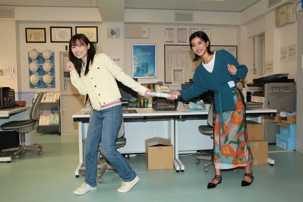 大阪放送局で恒例の朝ドラバトンタッチセレモニーを行った（左から）「舞いあがれ！」ヒロインの福原遥と「ちむどんどん」ヒロインの黒島結菜（C）NHK