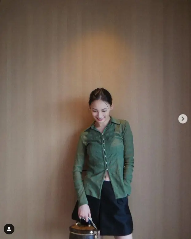 【画像・写真】大政絢　“ヘソ出しミニスカ”ショット披露に「セクシーおへそ」「細いすねー」「素敵」「おしゃれ」