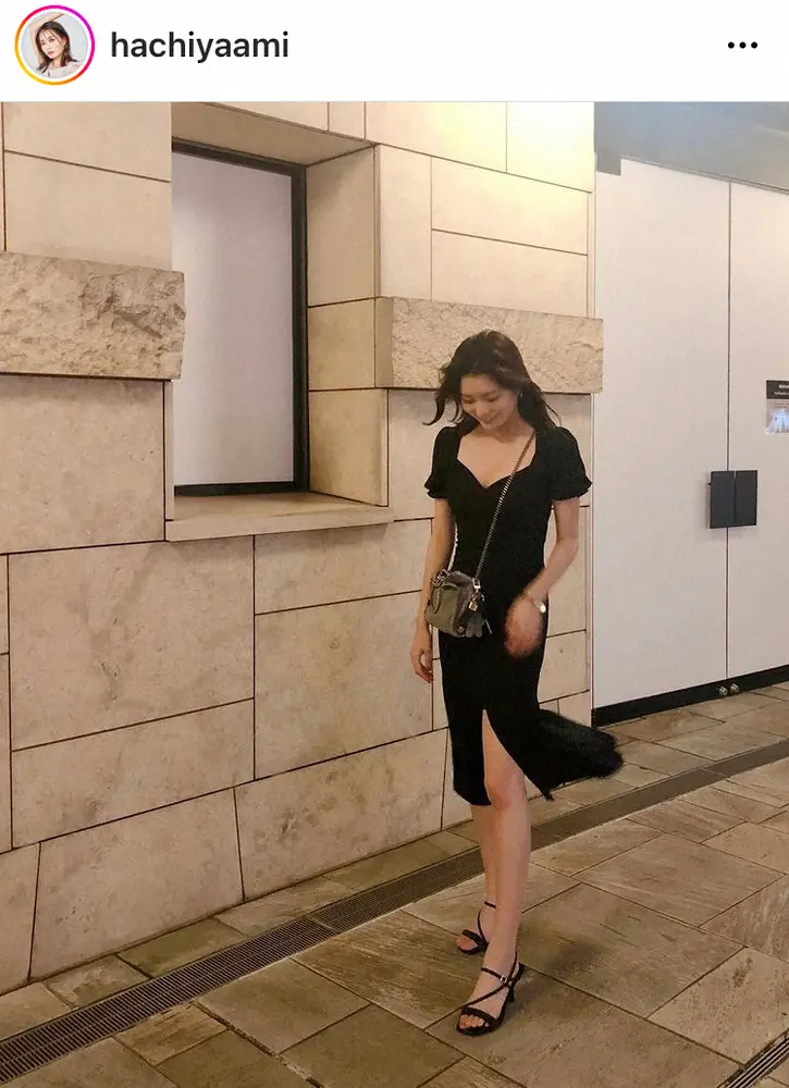 井戸田潤の新妻 蜂谷晏海 スリット入りセクシーな膝丈黒ワンピ姿披露に 大人なお姉さんのオーラ満載 スポニチ Sponichi Annex 芸能