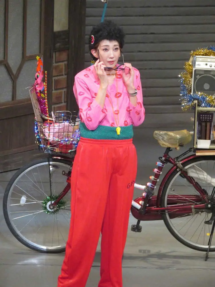 【画像・写真】紅ゆずる　初主演舞台で華麗な立ち回り、“謎のカラオケおじさん”姿も披露「いい感じの違和感楽しんで」