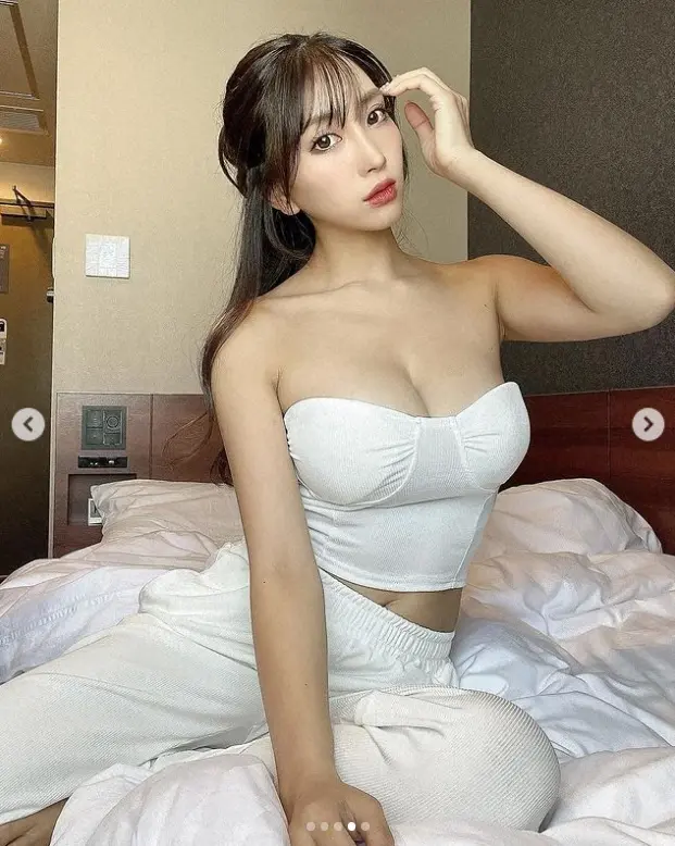 【画像・写真】森咲智美　ビジネスホテルで“本気”ショット披露に「映えすぎてメロメロ」「スーパーボディ！」