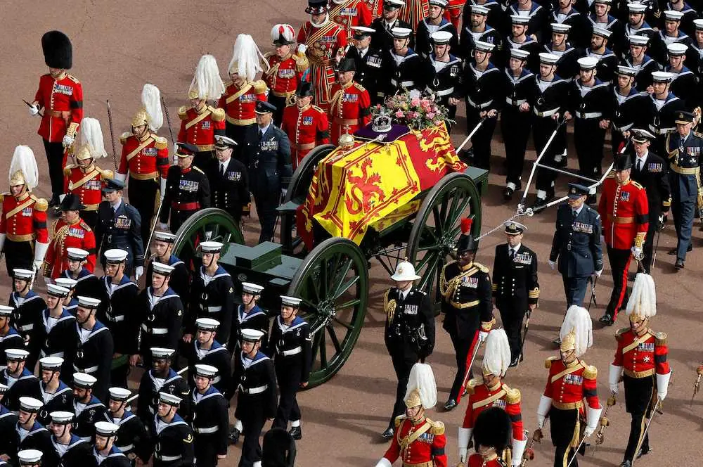 ロンドン中心部を進むエリザベス英女王の葬列