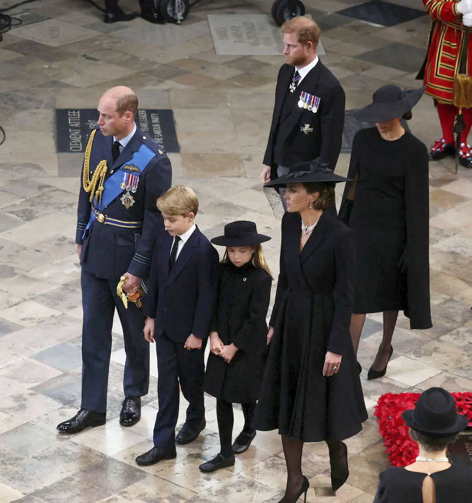 エリザベス英女王の国葬に参列した（前列左から）ウィリアム皇太子、ジョージ王子、シャーロット王女、キャサリン妃、（後列左から）ヘンリー王子、メーガン妃（ロイター）