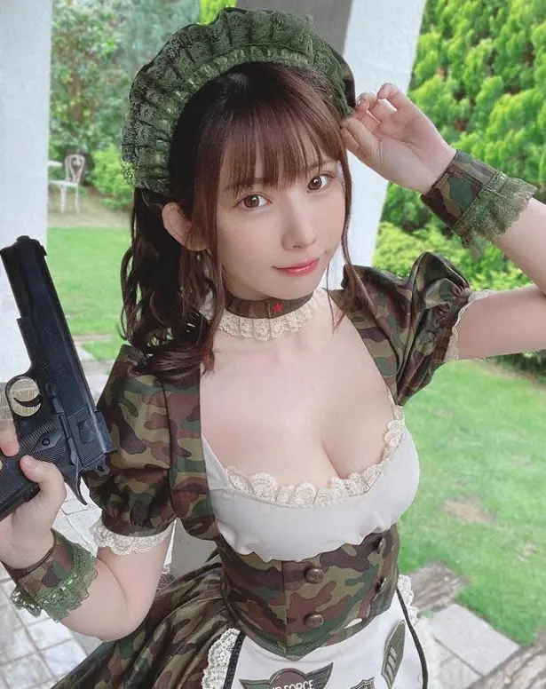 【画像・写真】えなこ　ミニ丈“胸開き”チャイスドレス姿公開に「似合ってて綺麗で素敵」「お似合いかわいすぎ」