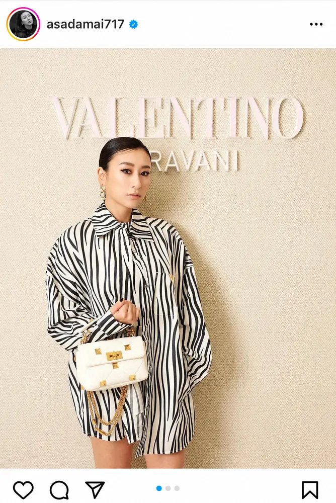 【画像・写真】浅田舞　美脚チラリ…ヴァレンティノのゼブラ柄シャツ姿披露に「ドキッとさせられました」の声