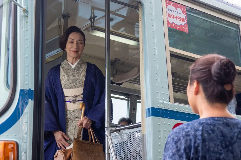 【画像・写真】「ちむどんどん」今度は“俊足”暢子がバスを走って追い掛けた！帰京の房子を見送り