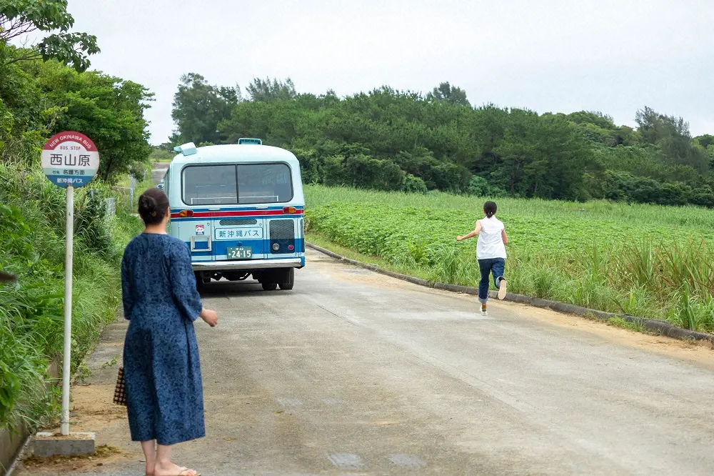 連続テレビ小説「ちむどんどん」第123話。房子の乗ったバスを追い掛ける暢子（黒島結菜・右）（C）NHK