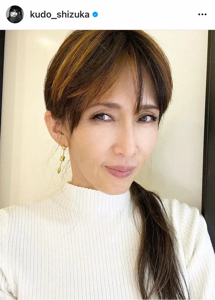 【画像・写真】工藤静香　「クタクタ過ぎる」黒ブーツ×白ハイネックの秋コーデ披露に「うっとり」「別人みたい」の声