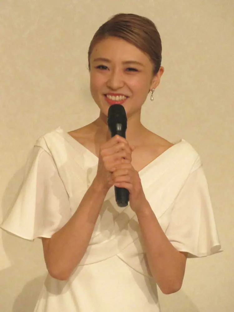 【画像・写真】宝塚宙組トップ娘役・潤花が退団会見　真風にもらったピアス付け「最後まで同じ方向向いて歩ける幸せ…」