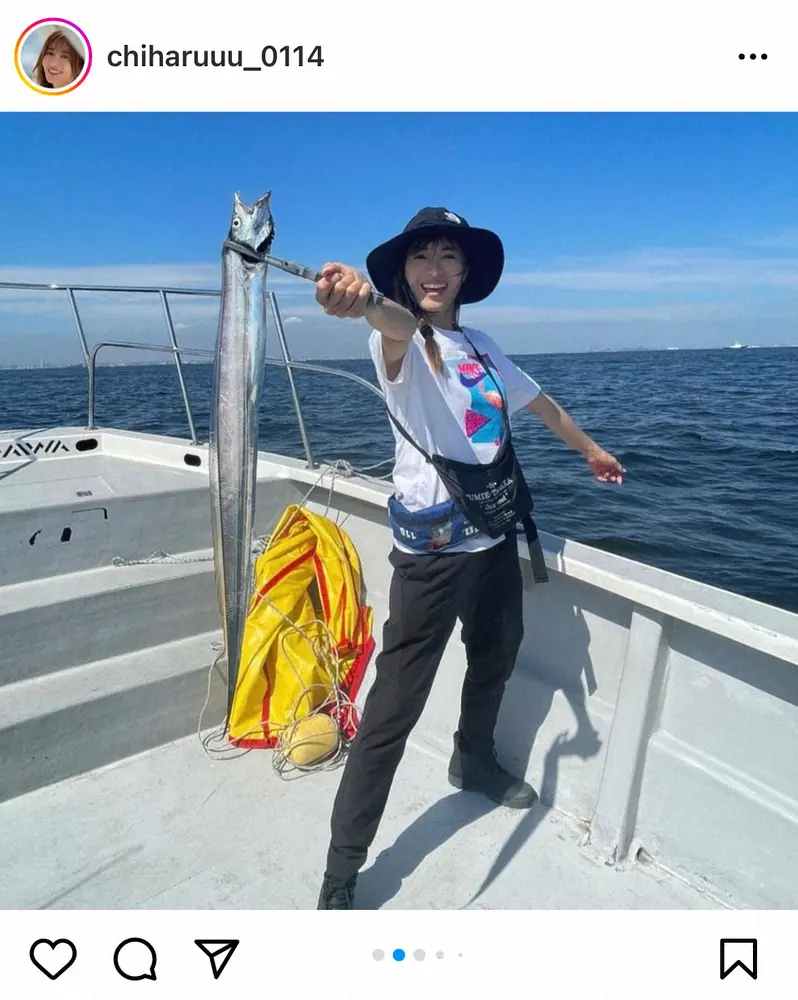 【画像・写真】新山千春　獲ったどぉ～！豪快“釣りショット”に「なかなかの腕前！」「すごいっ！」の声