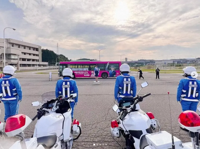 【画像・写真】王林　婦警の制服姿披露に「制服姿も凄くお似合い」「かわいすぎる…」「逮捕されたい」