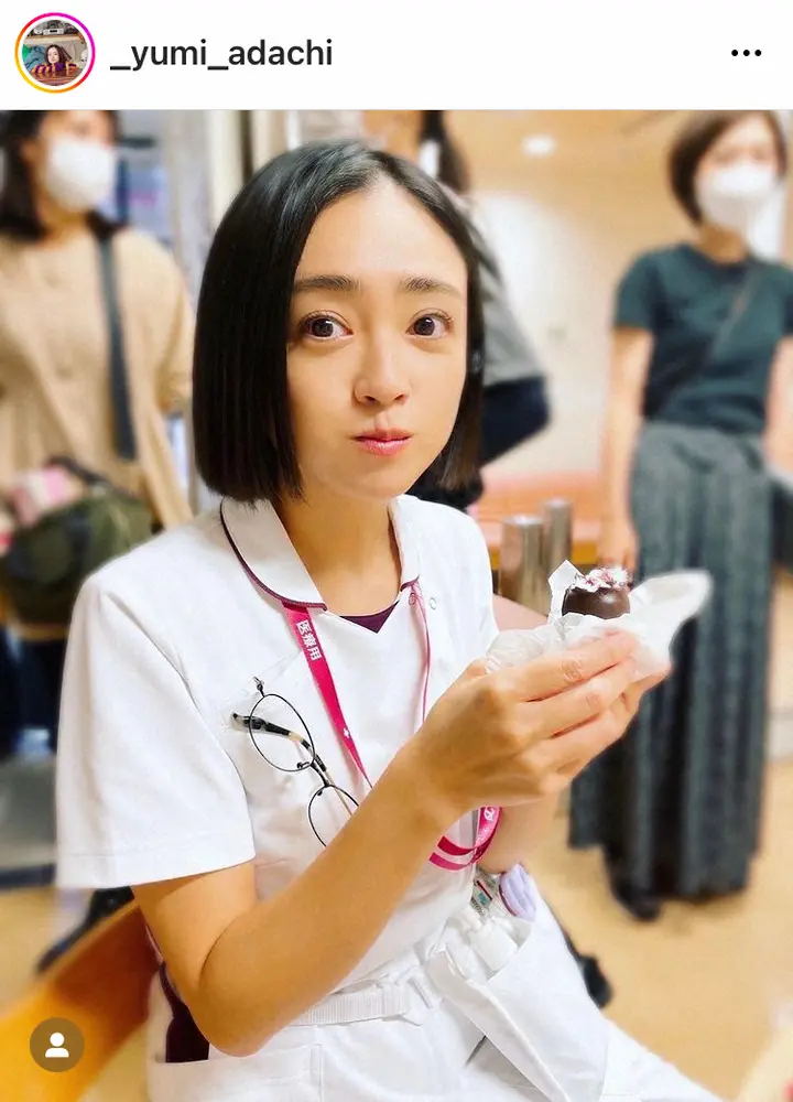 【画像・写真】安達祐実　差し入れ頬張るナース服姿の不意打ちショットに「なんと！かわいい」「患者が増えます」