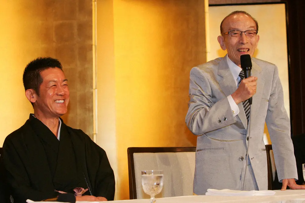 2010年3月、襲名披露会見での六代目三遊亭円楽さん（左）と桂歌丸さん