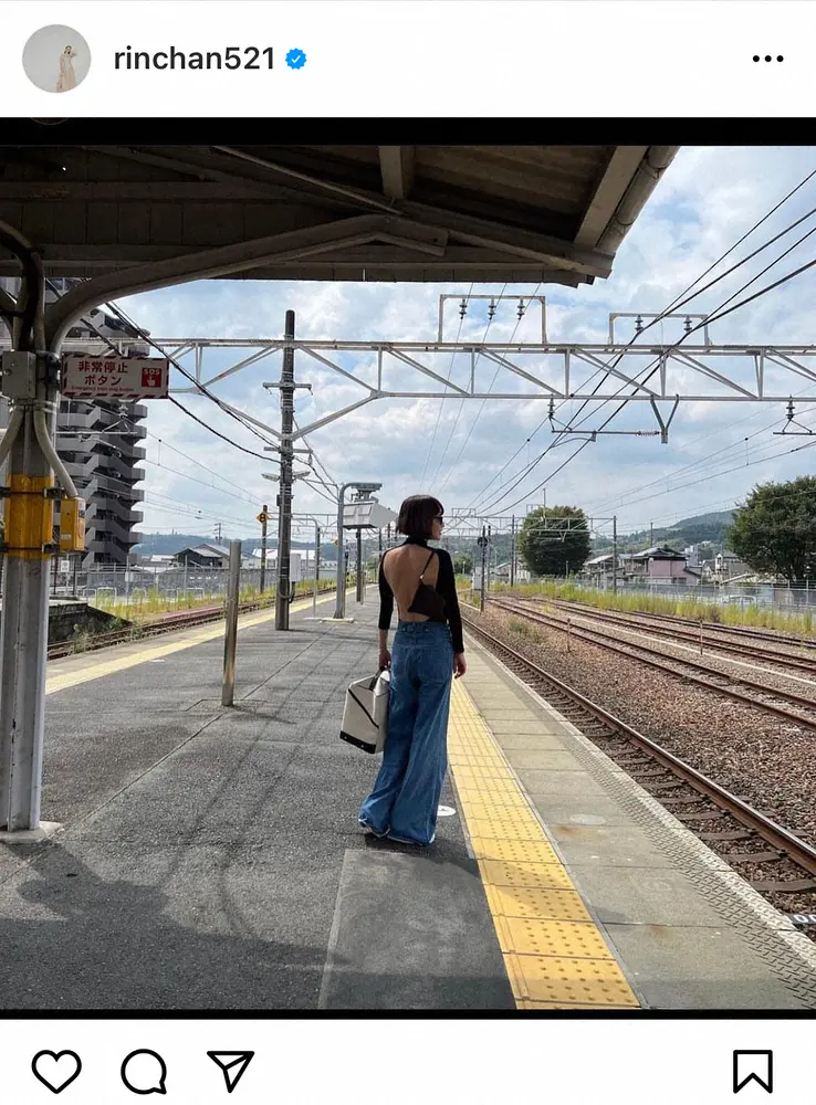 【画像・写真】梨花　美背中あらわ…私服ショット公開に「立ち姿がカッコいい」「こんな人いたら目立つ！！笑」