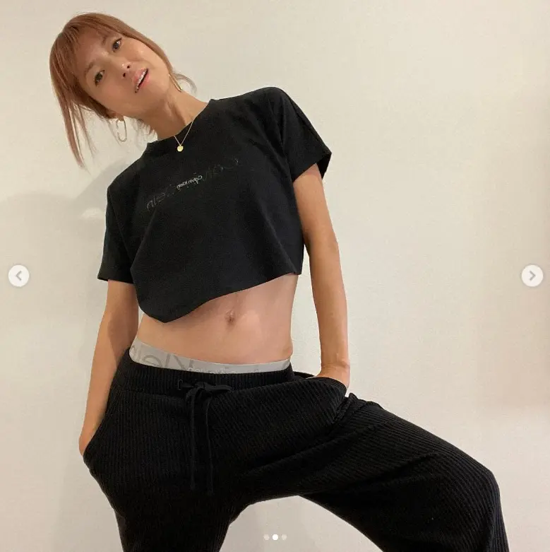 【画像・写真】hitomi　“46歳”生くびれ＆パン見せショットに「素敵ナイススタイル」「アラサーにしか見えない」