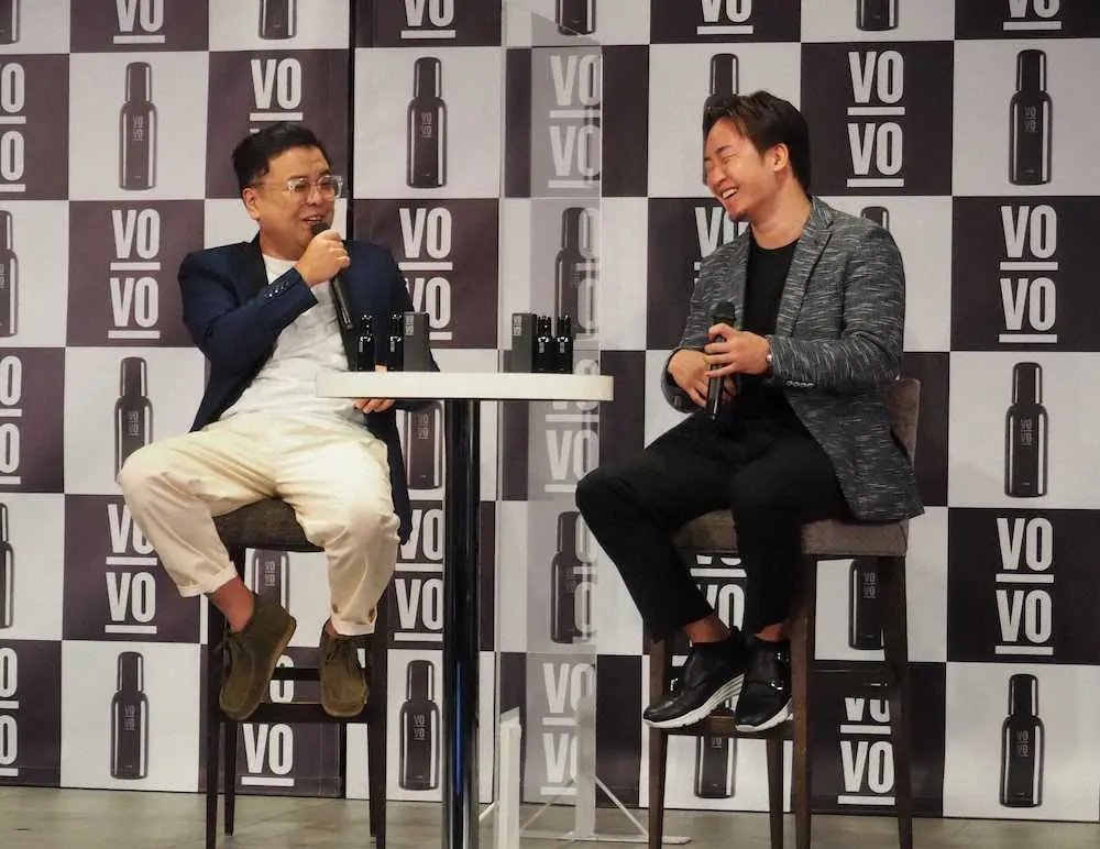 「VO－VO－」ローンチ記者発表会に出演した、とろサーモン久保田かずのぶ（左）と朝倉未来