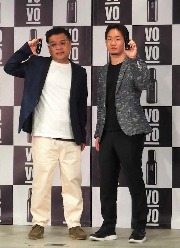 「VO－VO－」ローンチ記者発表会に出演した、とろサーモン久保田かずのぶ（左）と朝倉未来　