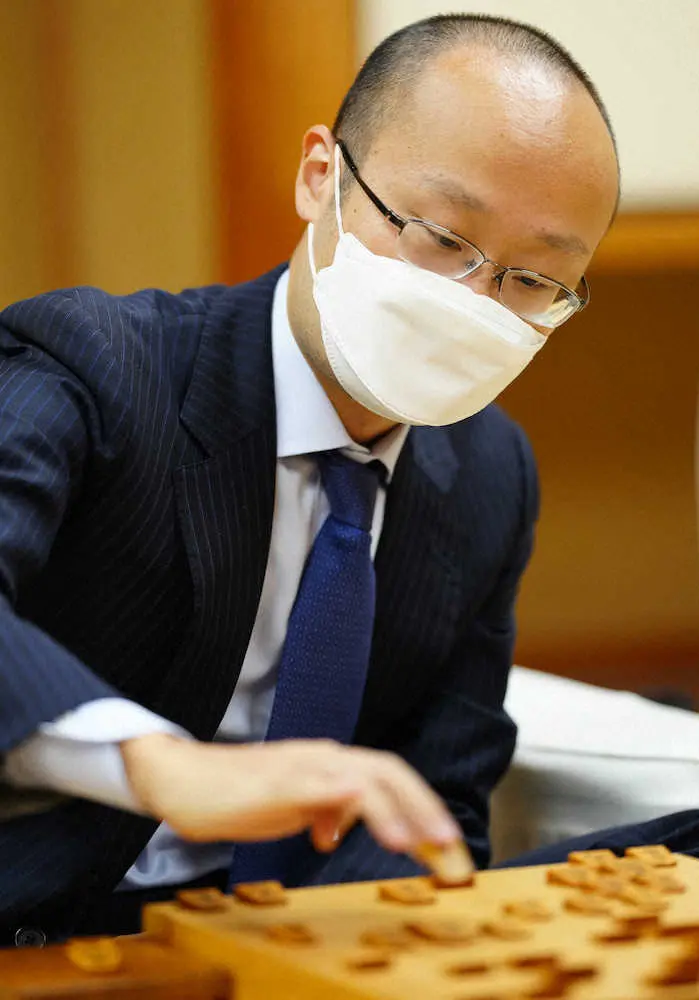 【画像・写真】服部五段が前王将の渡辺名人を下し初勝利　将棋王将戦挑戦者決定リーグ2局　