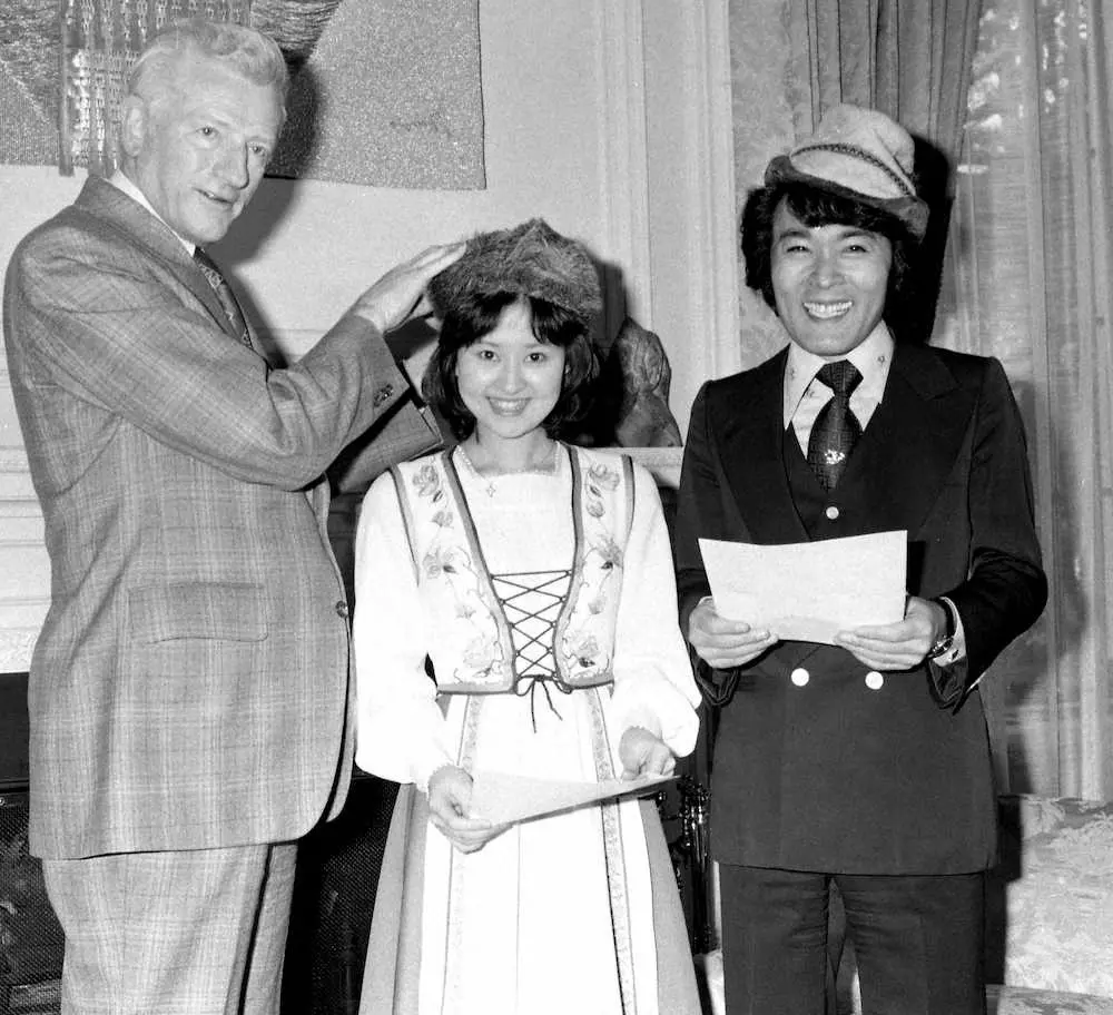 78年、カナダ大使館から表彰された畑中葉子と平尾昌晃さん（右）