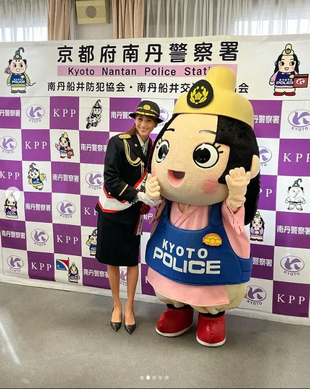 【画像・写真】道端カレン　1日警察署長姿公開に「似合いすぎ」「可愛い女性署長」「南丹市は見る目がある」