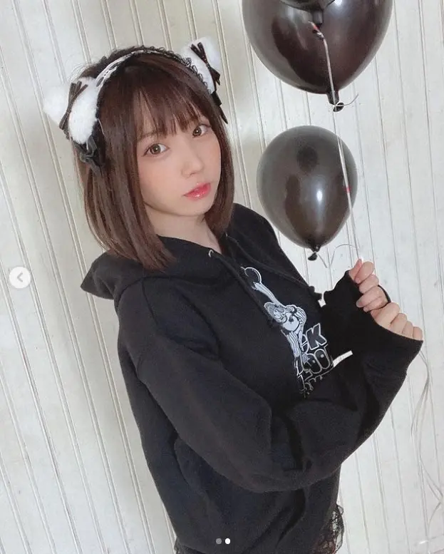 【画像・写真】えなこ　黒パーカー＆レースパンツ姿披露に「めっちゃ可愛い」「可愛い」「似合ってる」