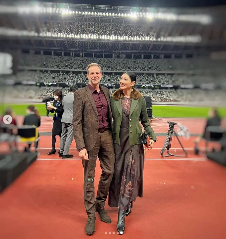 【画像・写真】アンミカ　“旦那様と少しおふざけ”ショット公開に「映画のワンシーンみたい」「素敵な夫婦」