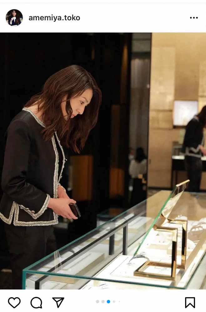 【画像・写真】パリ在住の雨宮塔子　日本への一時帰国を報告「なんと日本におります」　シックなブラックコーデも披露