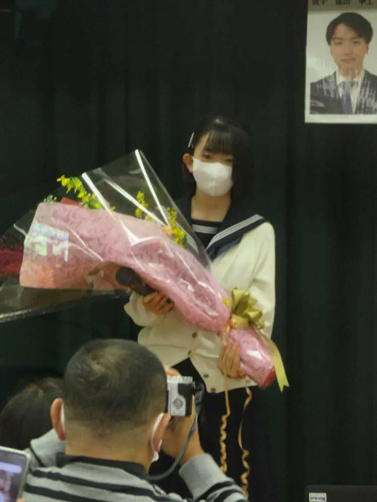 加古川青流戦の大盤解説会でプロ初仕事をこなし、花束を受け取った久保翔子女流2級