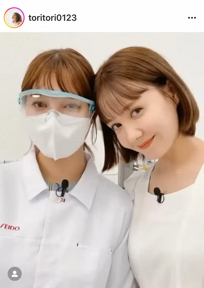 【画像・写真】トリンドル玲奈「なんですか、このかわいい生き物は」　妹・瑠奈の白衣姿にメロメロ「最強にかわいい姉妹」