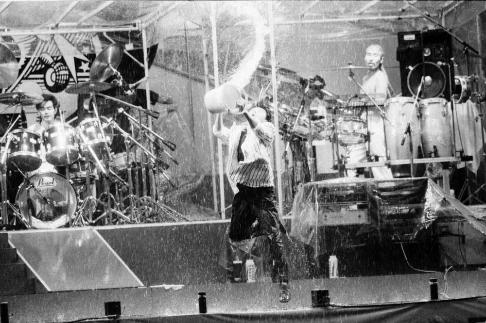 1988年、大阪球場で行われた「１９８８大復活祭」で大雨の中、ステージにたまった雨水をポリバケツですくい、舞台にぶちまける桑田。歌う方も、見る方もずぶぬれだった