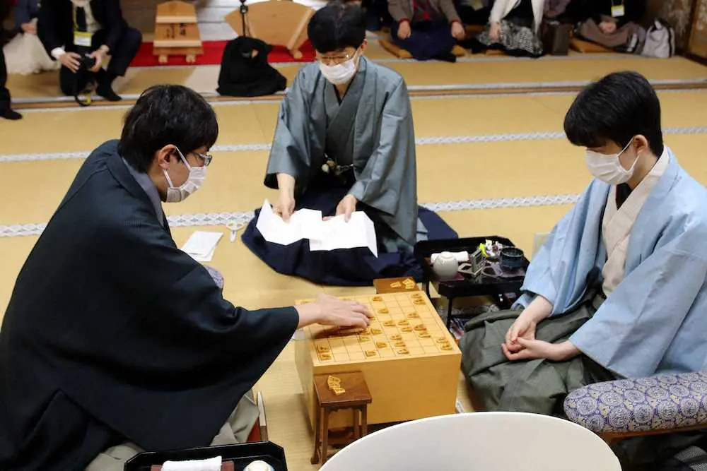 【画像・写真】藤井竜王　広瀬八段との第2局2日目は互角　昼食休憩までに71手進み、駒の損得なし