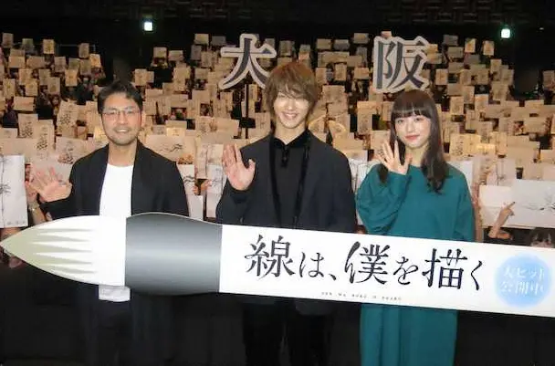 映画「線は、僕を描く」の舞台あいさつに登場した（左から）小泉徳宏監督、横浜流星、清原果耶
