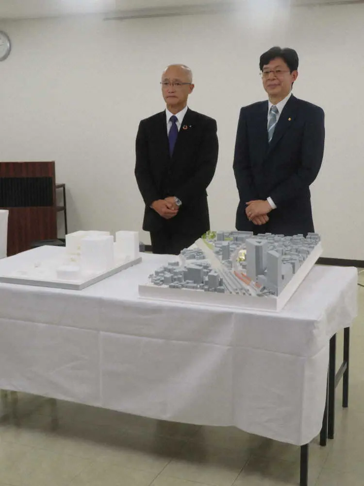 新しい関西将棋会館を模型で示す（右から）谷川浩司17世名人と大成建設の加賀田健司関西支店長