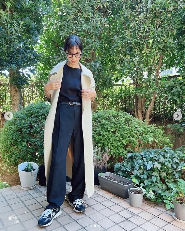 【画像・写真】安田美沙子　トレンチコートの私服姿披露に「カッコ良く、知的な感じ」「お似合い」「メガネ女子」