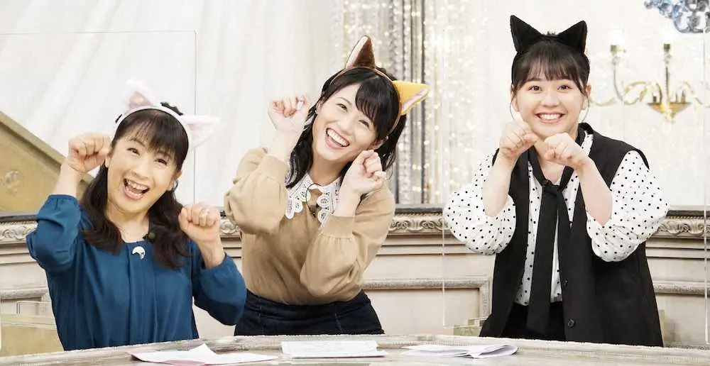 猫好きの祭典「にゃんだらけin大阪vol.2」のアンバサダーに就任し、“猫ポーズ”を披露する（左から）関西テレビ・関純子、中島めぐみ、谷元星奈のアナウンサー3人