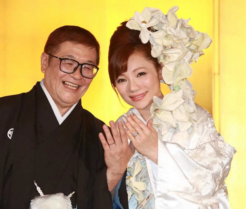2012年7月、結婚披露宴で笑顔で結婚指輪を披露する仲本工事さん（左）と演歌歌手の三代純歌