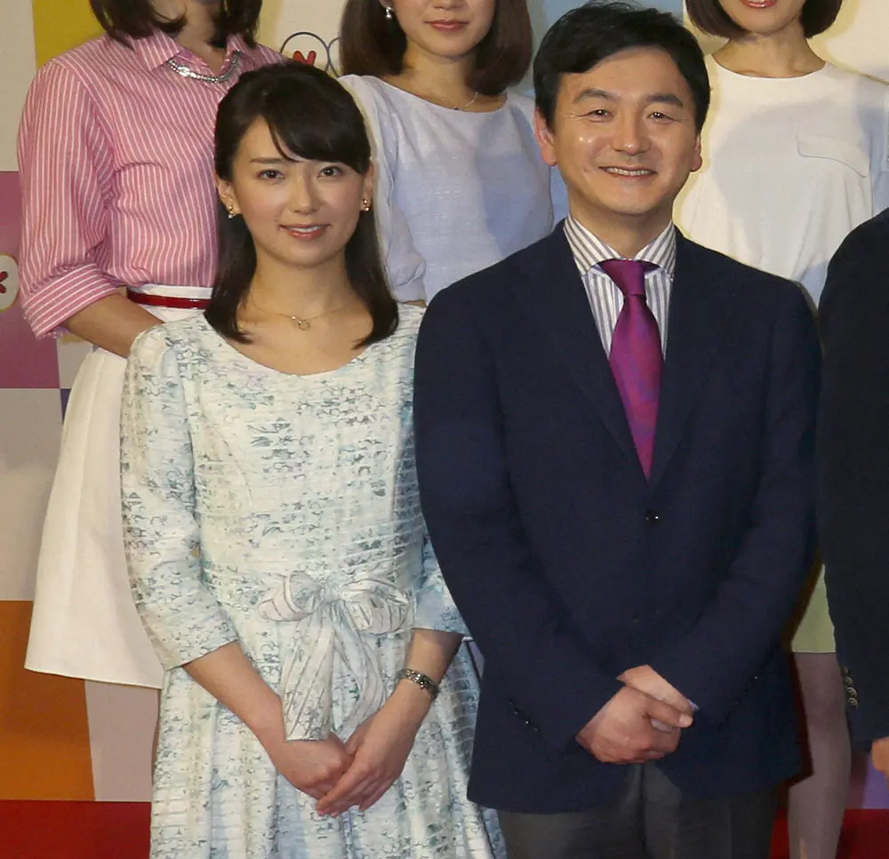 NHK「平成27年度新キャスター会見」に和久田麻由子アナ（左）と出席した阿部渉アナウンサー　