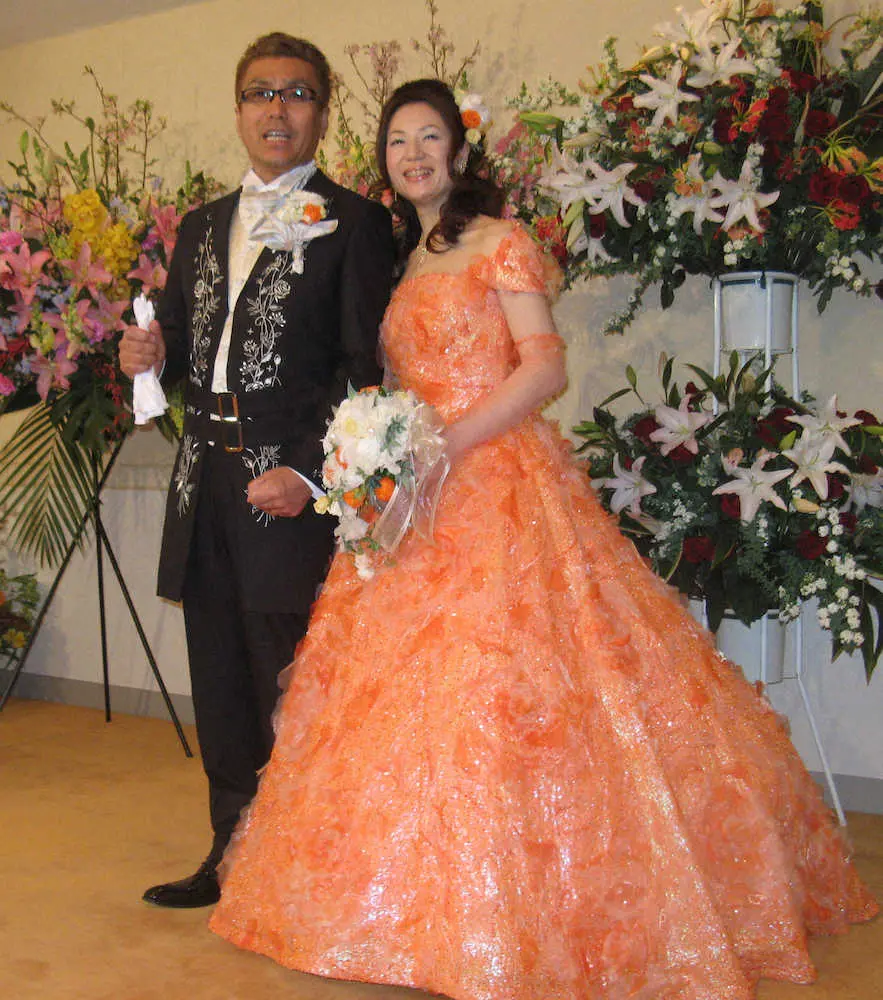 09年、「結婚を祝う会」で笑顔を見せる嘉門タツオと妻・こづえさん