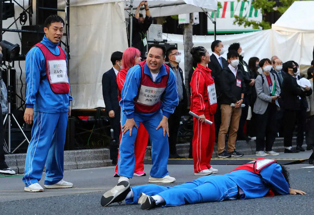 【画像・写真】ダウンタウンが4年ぶりに御堂筋ランウェイ降臨！！オープンカーに乗りド派手登場、ミャクミャクいじりも