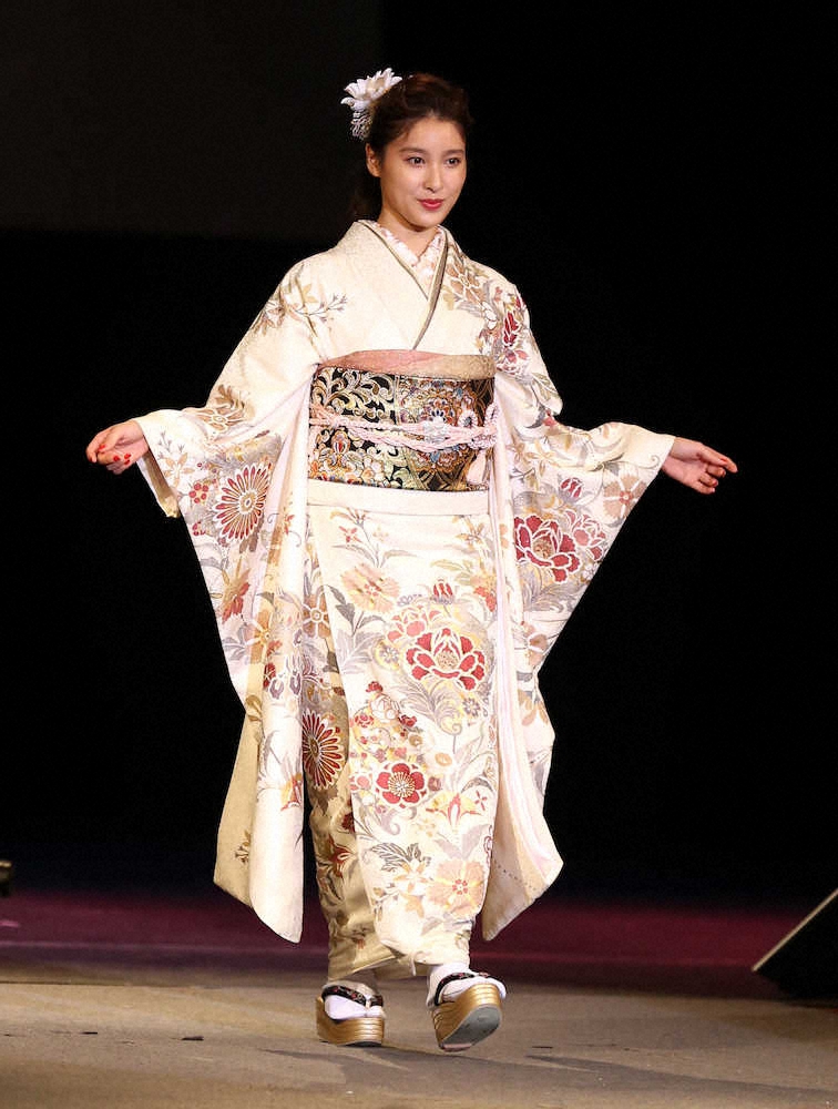 土屋太鳳、華やかな振り袖に「こんなに幸せな時間はないですね 