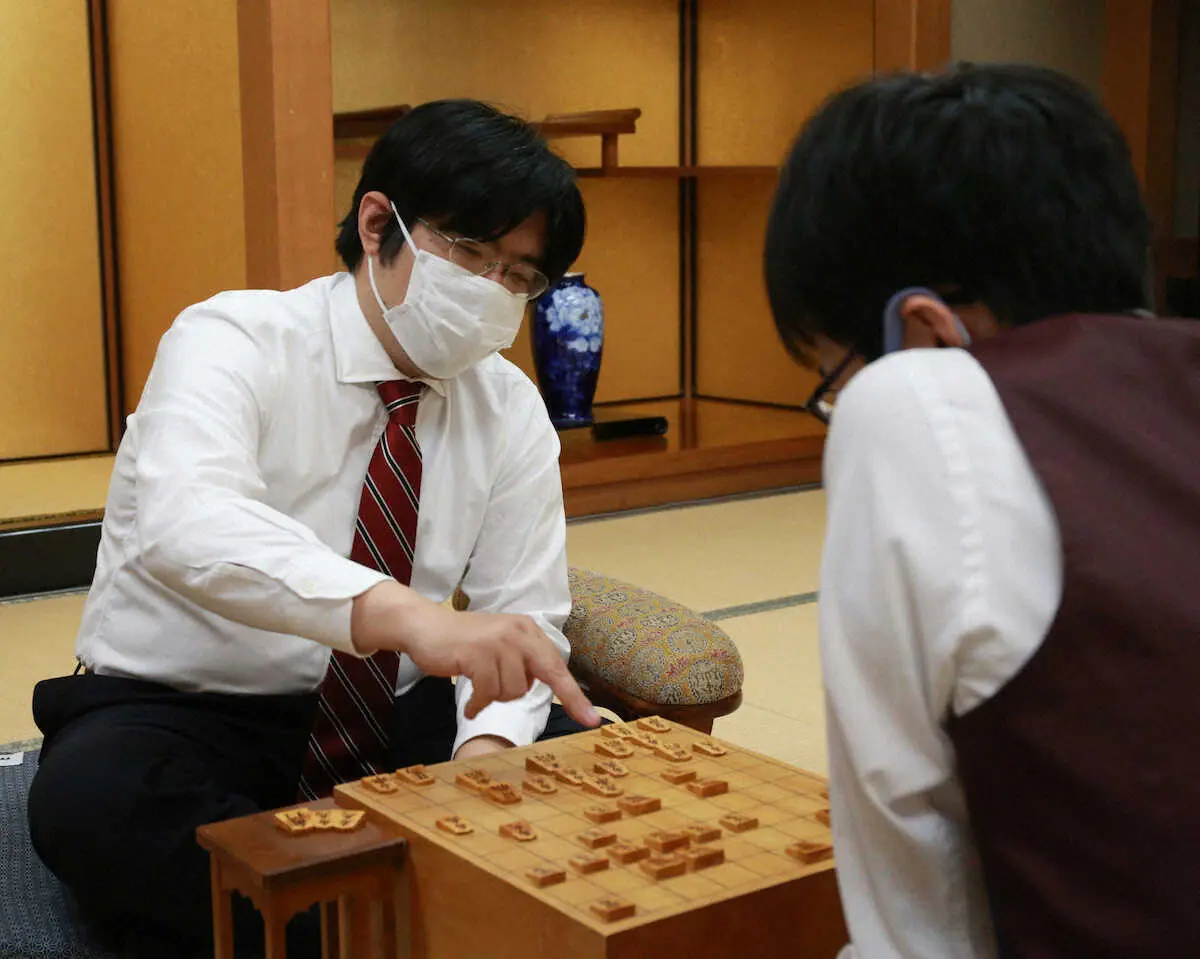 【画像・写真】糸谷八段　王将リーグ連敗12で止めた！服部五段との熱戦制し1勝3敗「とりあえずホッとしてます」