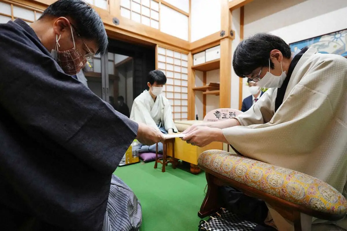 【画像・写真】藤井竜王　2段ロケットを封じ手前に発射　広瀬は低態勢から桂を打ち込む