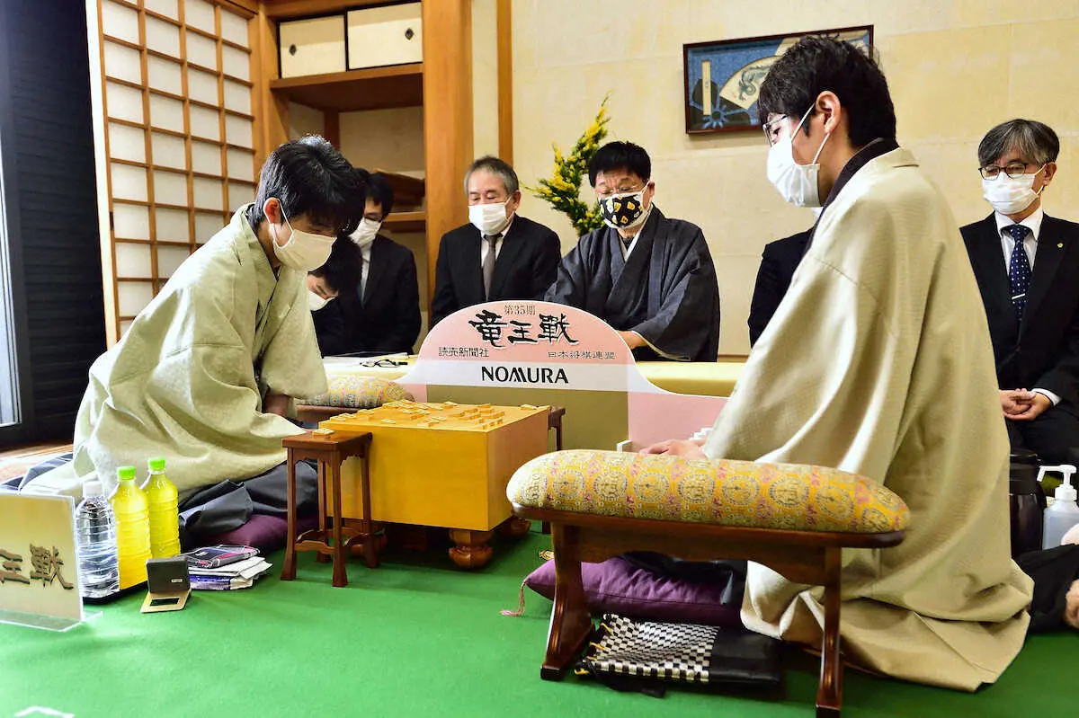 【画像・写真】藤井竜王、自然な応手を繰り返す　広瀬は連続歩成に馬獲りの飛車引きと攻勢　竜王戦第4局2日目始まる