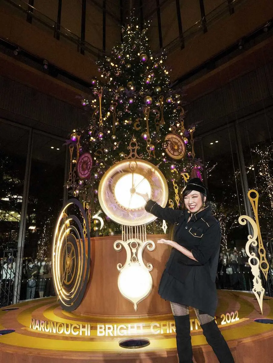 【画像・写真】松任谷由実　時計をモチーフにしたクリスマスツリーに感激「見事点灯しましたね」