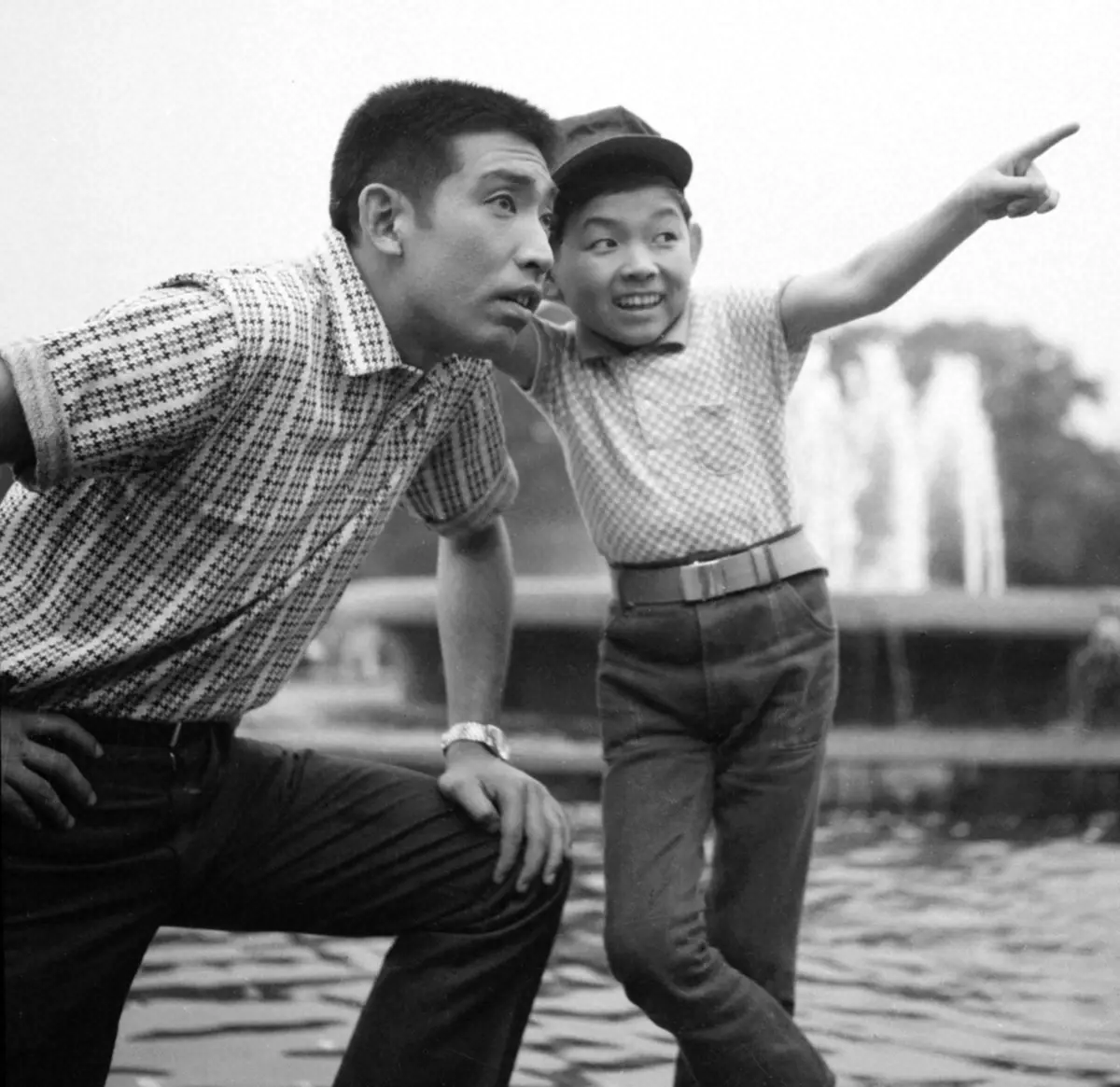 1963年、藤田まことさん（左）とポーズをとる白木みのるさん