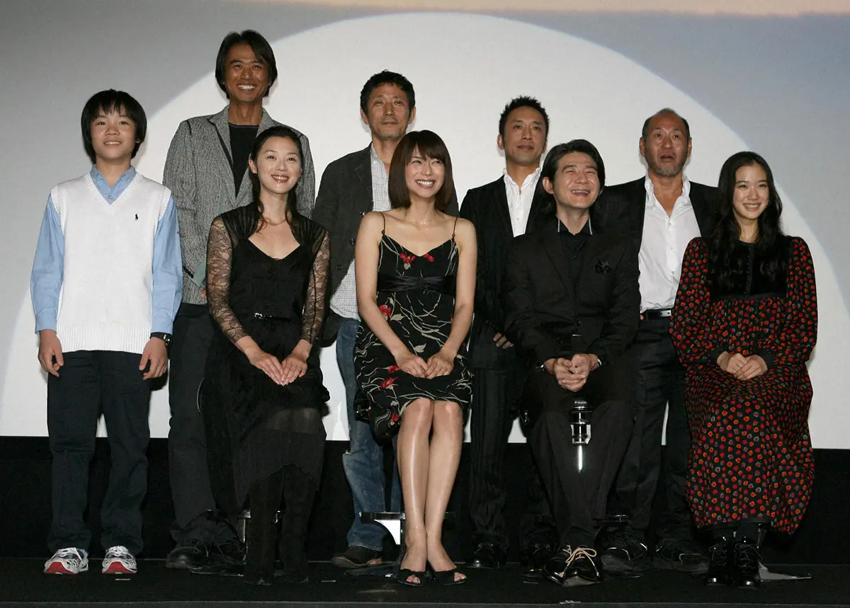 Dr.コトー診療所2004」完成試写会に出席した（左から）女優・朝加 