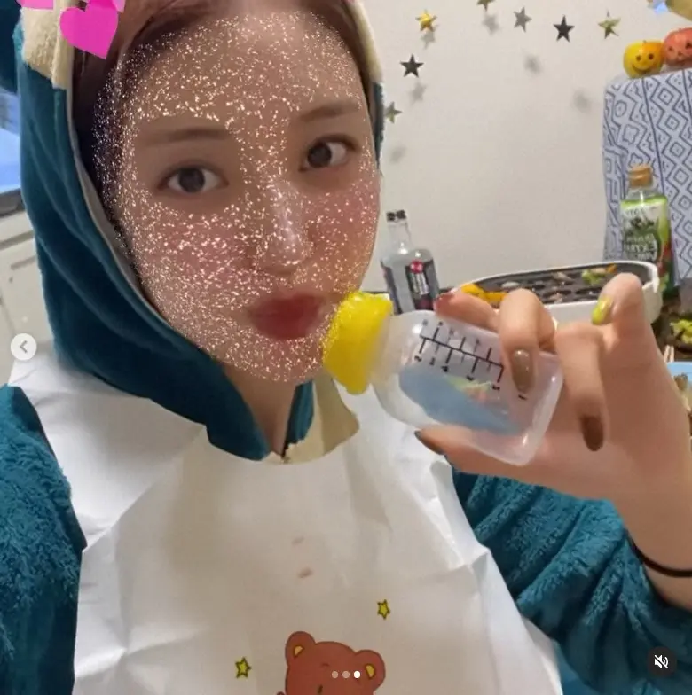 【画像・写真】王林　ヨダレかけ＆哺乳瓶の赤ちゃんコスプレ披露に「可愛い…ちゅぱちゅぱ」「笑撃のビジュアル」